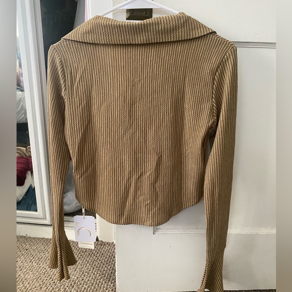 Semi-cropped button down blouse - Picture 3 of 3